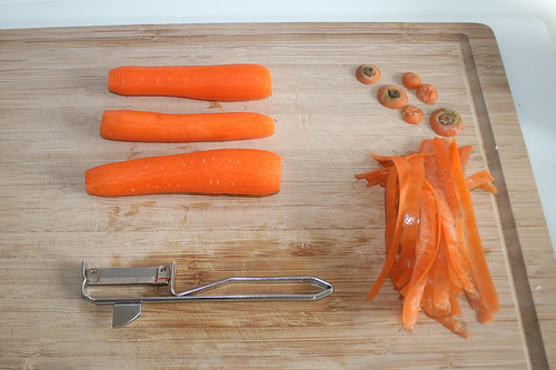 16 - Möhren schälen / Peel carrots