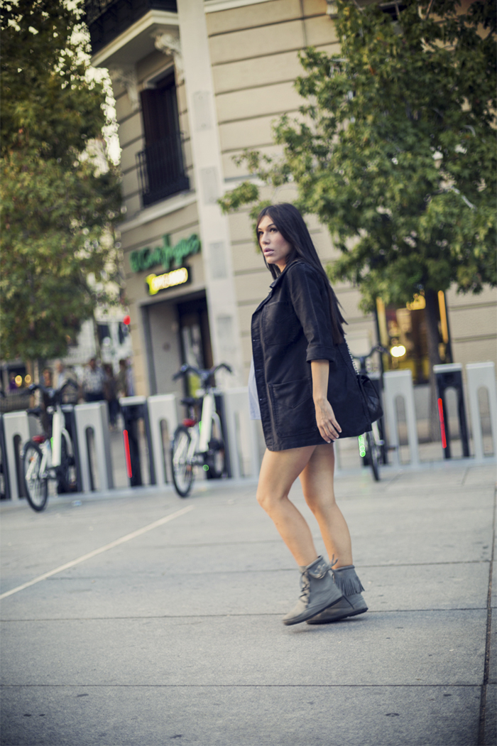 street style barbara crespo the corner rock tshirt minetonka boots fashion blogger outfit blog de moda