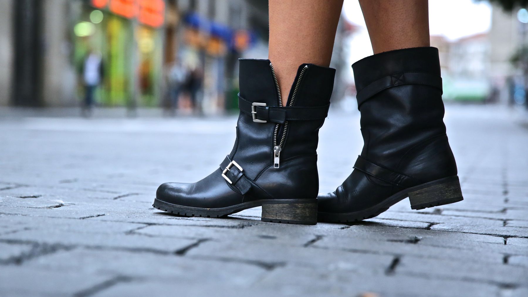 trendy_taste-look-outfit-street_style-ootd-blog-blogger-fashion_spain-moda_españa-falda_rosa-pink_skirt-abrigo_pelo-leather-piel-biker_boots-botas_moteras-rock-ghd-aecc-1