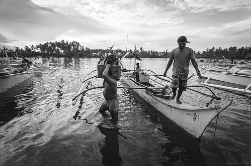 morning sea people blackandwhite bw fish water photography fishing fisherman market philippines fishingboat cantilan caraga surigaodelsur tokina1116f28 nikond7000