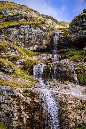 mountains montagne river waterfall rivière romania cascade carpathians source bucegi roumanie ialomița