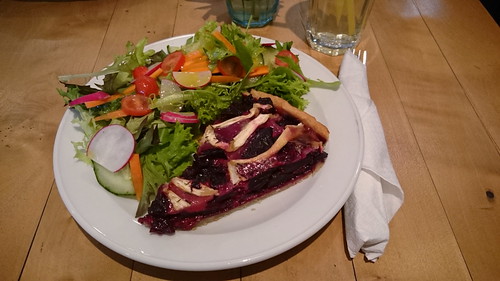 Rote Bete Quiche mit gemischtem Salat (im Bistro-Café Rosendahl’s in Osnabrück)