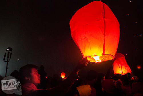 Pasangan yang sedang berpacaran menerbangkan lampion di Dieng Culture Festival 2014