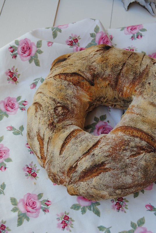 Torta quattro quarti con decorazioni in gingerbread