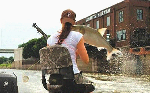 用弓箭射擊跳出水面的鯉魚，成為美國人一項新的娛樂活動。 圖片來源：大自然保護協會（TNC）