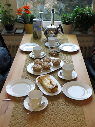 Tee-Tafel mit Apfel-Kürbis-Muffins und Goldtröpfchen-Torte