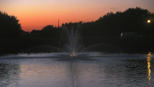 sunset lake fountain texas redsky waterfeature sugarland lightedfountain ahobblingaday colonylakes eveningquiet