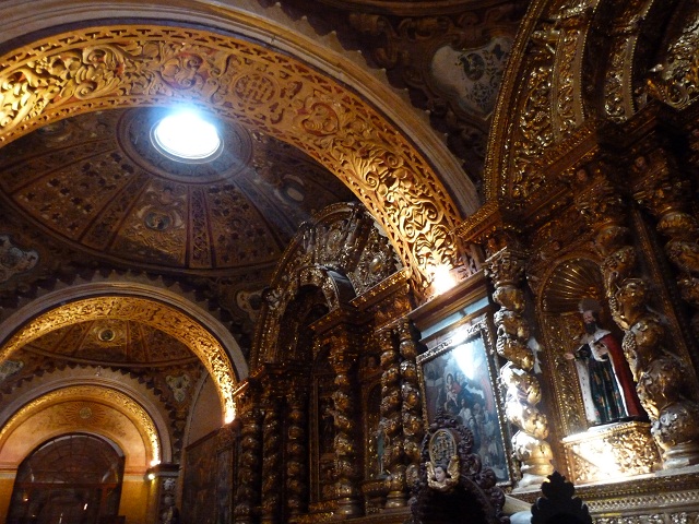 Interior de la iglesia de la Compañía de Jesús en Quito (Ecuador)