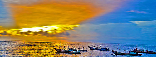 sunset sumatra indonesia evening twilight dusk eveningsky fishingboat senja nightfall sumatera seasunset bengkulu perahunelayan sunsetscape sunsetseascape tapakpaderi pantaitapakpaderi tapakpaderibeach