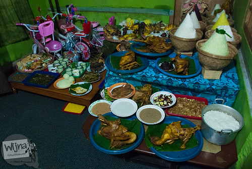 berbagai macam sesaji yang dipersembahkan untuk roh nenek moyang Dieng pada acara Dieng Culture Festival 2014