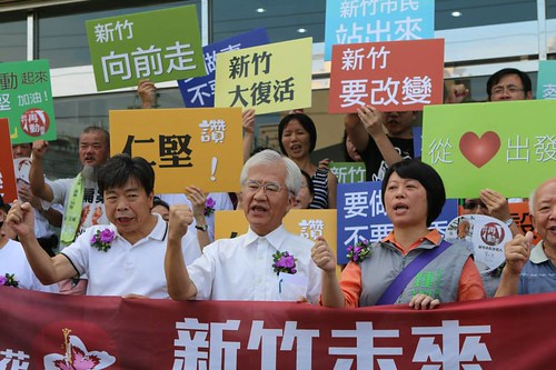 鍾淑姬（右）從環保運動出發，儘管今年9月遭民進黨開除黨籍，仍堅持參選。