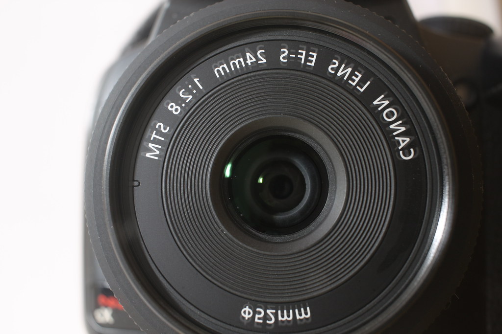 Closeup photo test : EF-S24mm F2.8 STM mirror selfie testshot