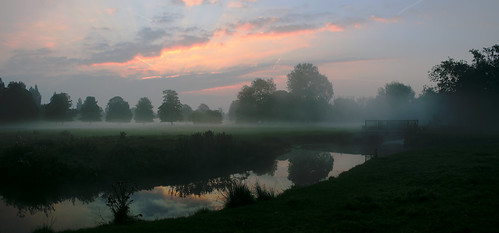mist reflection sunrise river stream earlymorning moor herts hemelhempstead boxmoor