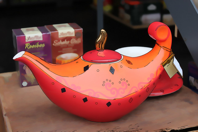 20141027-MOM-Aladdins-lamp-teapot-cartoon-effect