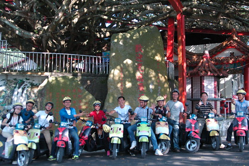 海南交流團成員騎著電動自行車環繞桃米社區。