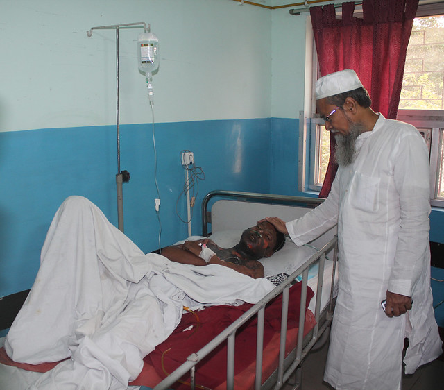 Maulana Siddiqullah Chowdhury visited burn alive Hafiz student of Bhagwanpur Madrassa Darul Uloom. Amiruddin Khan in a Nursing home in Kolkata on 22 oct 2014.