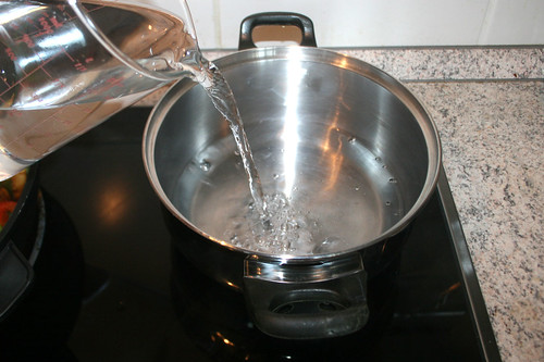 31 - Wasser für Reis aufsetzen / Bring water to boil for rice