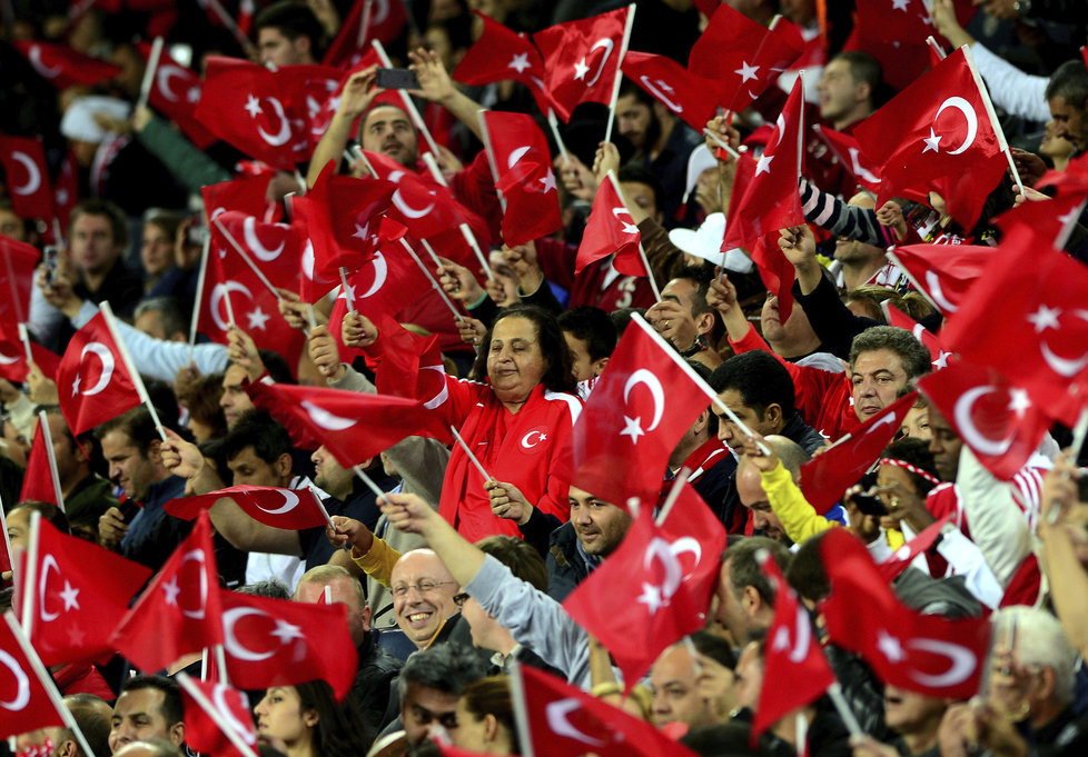 141010_TUR_v_CZE_1_2_Turkey_fans