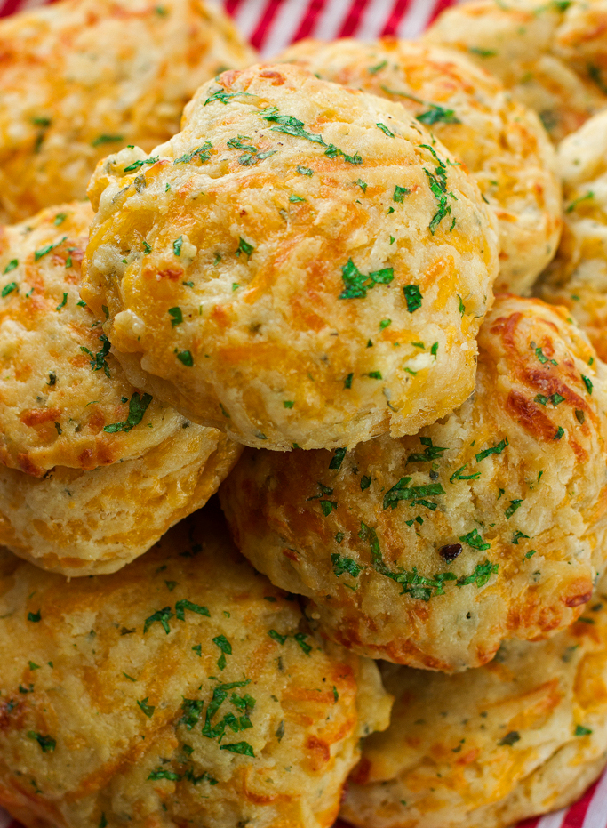 Buttermilk Cheddar Bay Biscuits - the most delicious Red Lobster style biscuits! #cheddarbaybiscuits #biscuits #redlobsterbiscuits | Littlespicejar.com