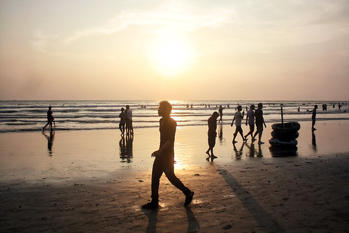 people sun men beach silhouette walking sand women walk 1855mm bangladesh coxsbazar 450d russelljohn