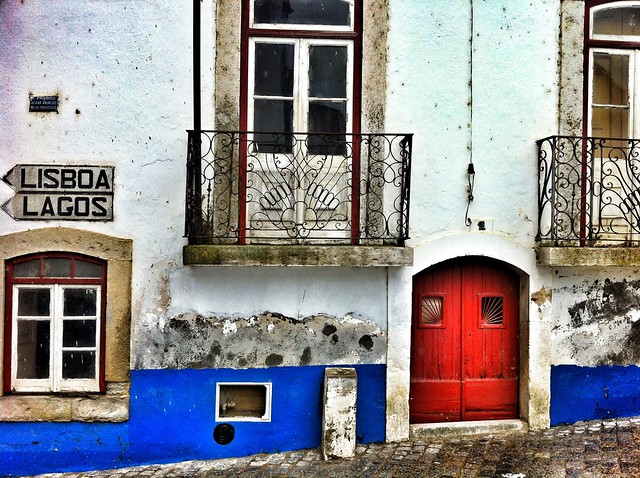 Una calle cualquiera de Odemira, a mitad de camino entre Lisboa y El Algarve (Alentejo, Portugal)