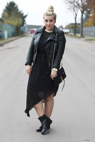 fashionblog-braunschweig-outfit-schwarz-look-stiefeletten-boots-nieten-kleid-h&m-lederjacke-kombinieren-style