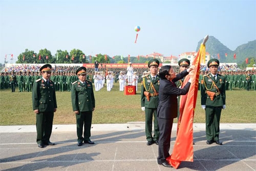 Chủ tịch nước Trương Tấn Sang gắn Huân chương Quân công hạng nhất lên Quân kỳ Quyết thắng của LLVT Quân khu 1.