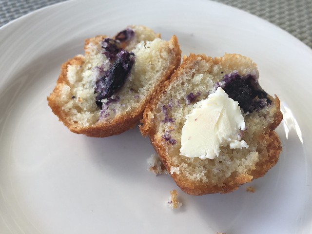Mini blueberry muffin - Escena Lounge & Grill