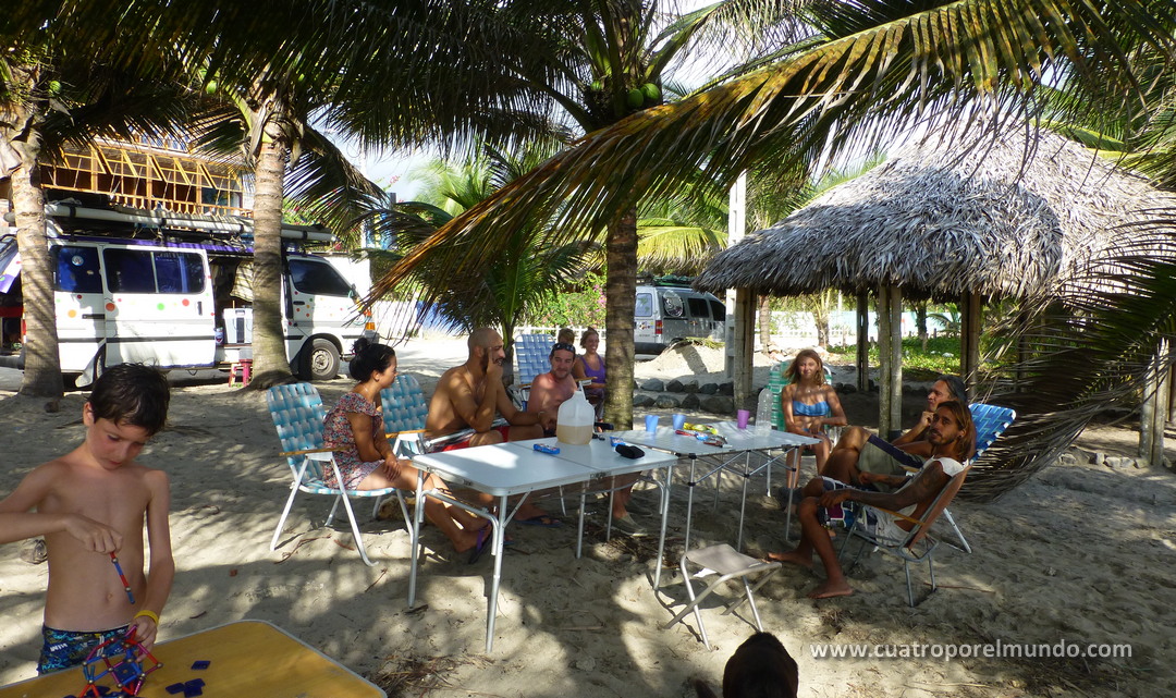 Compartiendo campamento con otros viajeros en Canoa