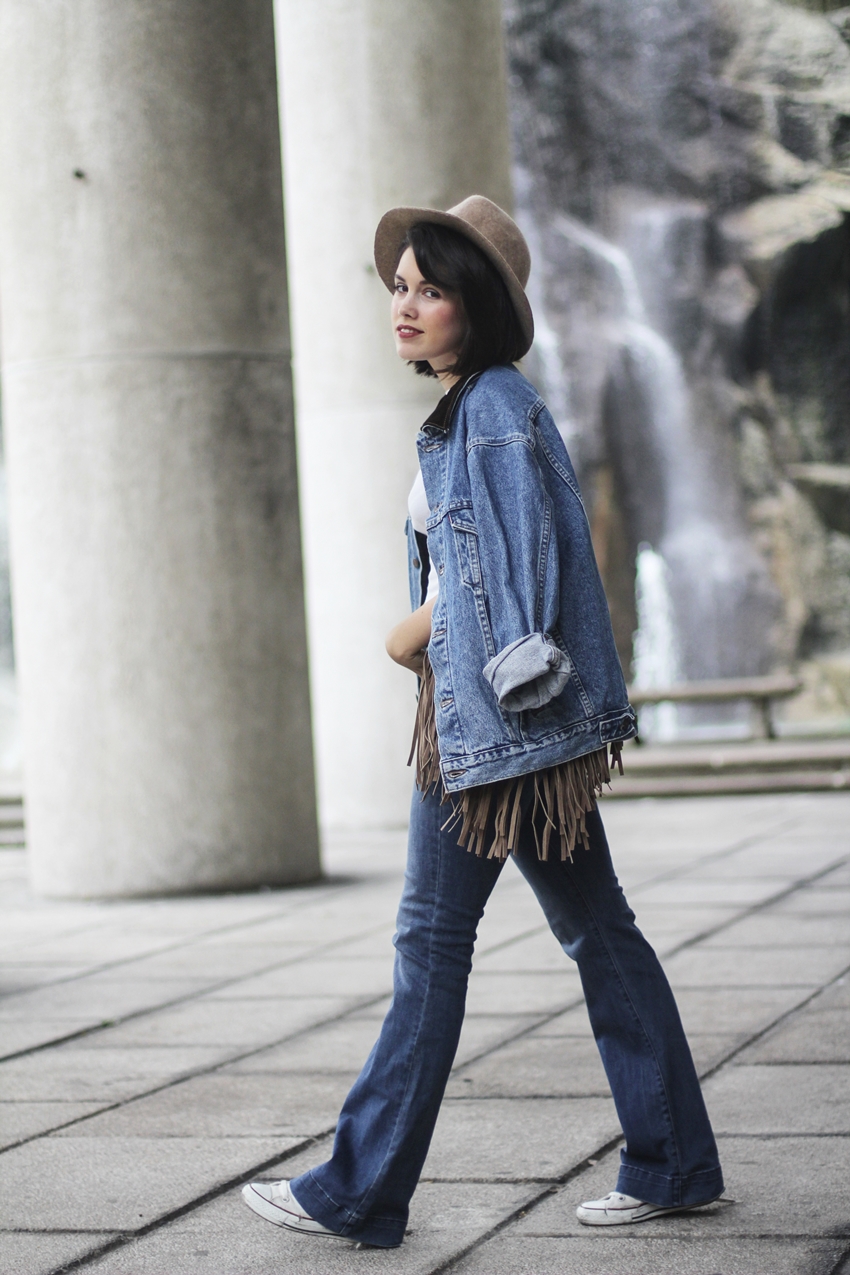 how to wear flared jeans from La Redoute with crop top, denim vintage jacket and fringed boho bag myblueberrynightsblog