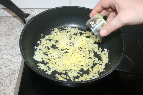 31 - Knoblauch & Ingwer addieren / Add garlic & ginger