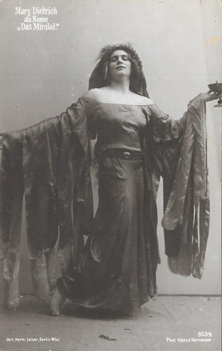 Mary Dietrich in Das Mirakel