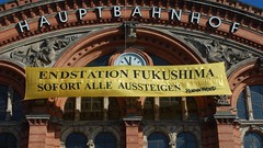 „Endstation Fukushima – sofort alle aussteigen!“ – Kletteraktion am Bremer Hauptbahnhof – 11. März 2014