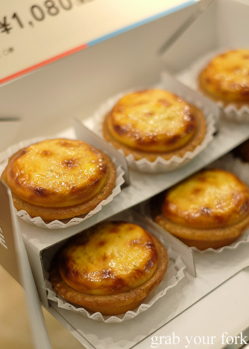 Segregated packaging for Kinotoya Bake's famous baked cheese tarts