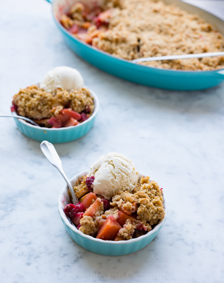 Quince, Cranberry and Persimmon Crisp www.pineappleandcoconut.com #ChristmasWeek