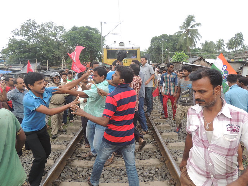 Battle_betweeen_strike_supporter_and_TMC_supporter_at_Bhabla_rail_station_in_North_24_pgs_in_west_bengal