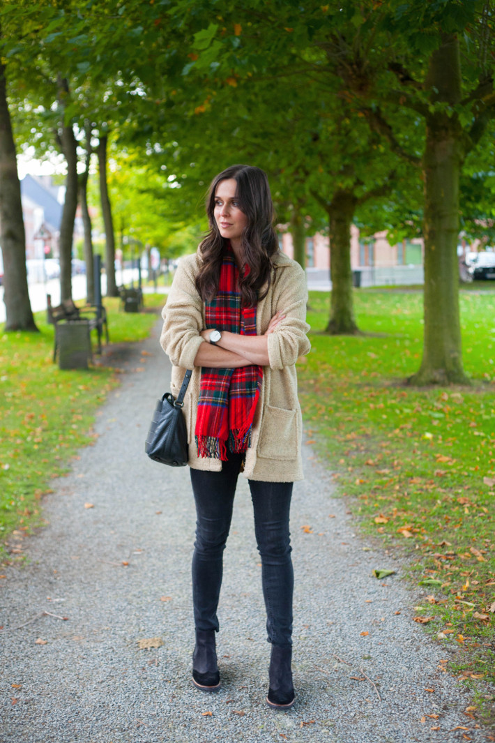 outfit: teddy coat, plaid scarf, skinnies and chelsea boots