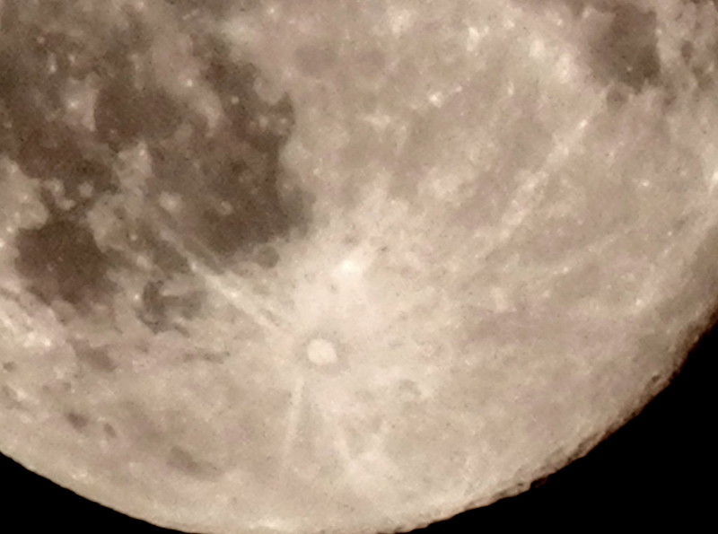 Otro cráter de la Luna
