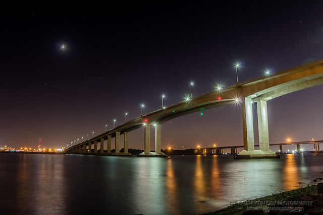 Victory Bridge at night