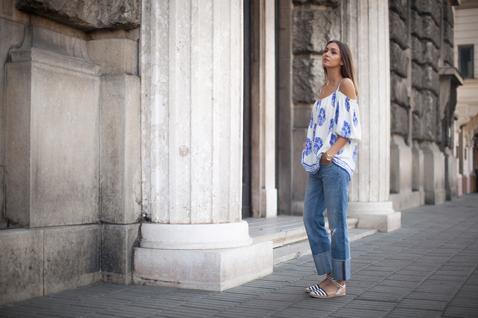 off-shoulder-top-jeans-outfit-street-style