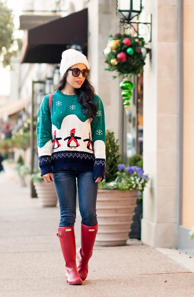 cute & little blog | petite fashion | christmas holiday sweater, paige verdugo jeans, hunter original tour rain boots, kate spade red tote, pom beanie | winter outfit