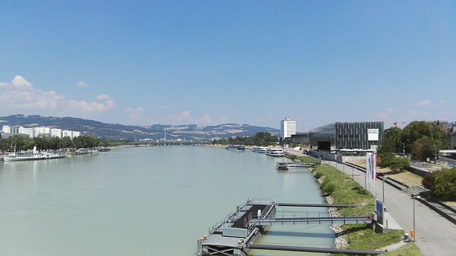 Die Donau mit dem Kunstmuseum Lentos sowie dem Brucknerhaus