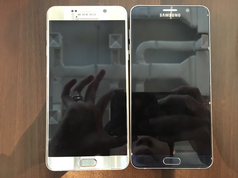 Samsung Galaxy Note 5 - Black Sapphire & Gold Platinum (Front)