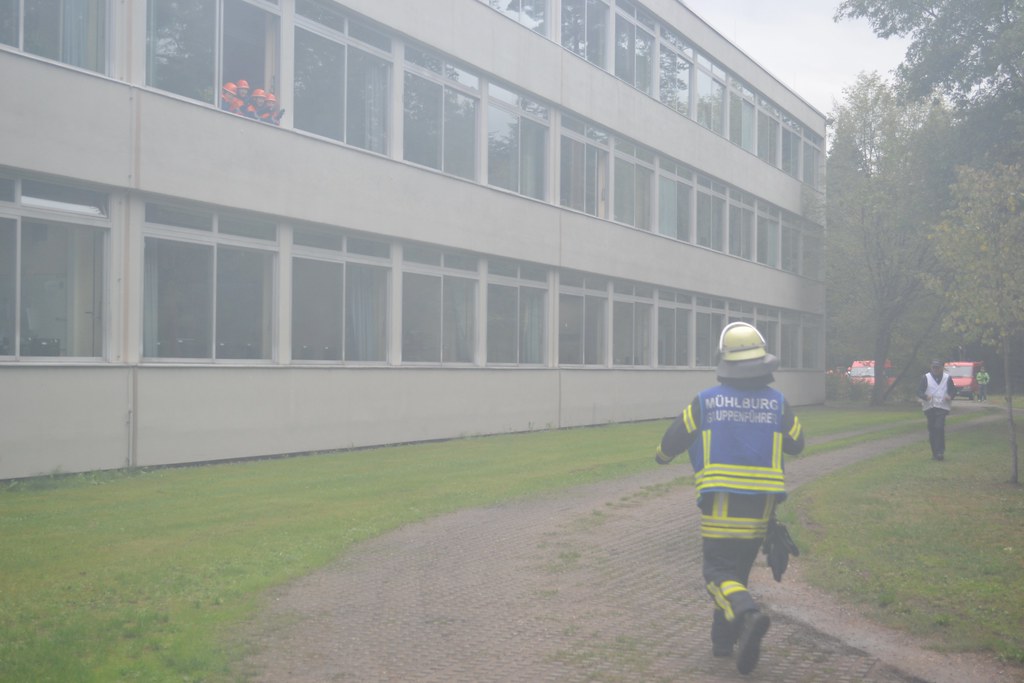 Karlsruhe: Jugendfeuerwehrübung in der Europäischen Schule - 19.09.2015