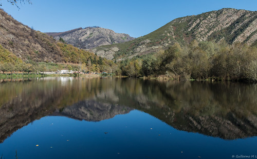 landscapes agua nikon asturias paisaje reflejo nikkor colina montaña turismo reflexion aire libre roca embalse waterscapes ladera 18140 d3200 nikonflickraward guillerml