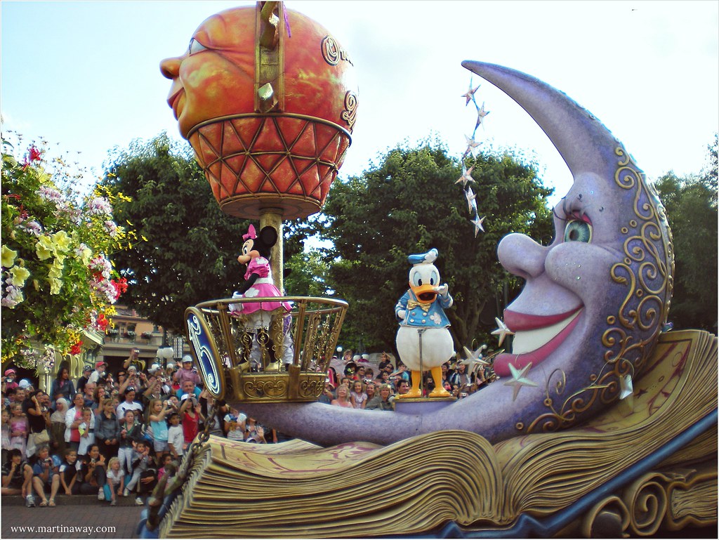 Disneyland Paris | Donald Duck and Minnie Mouse.