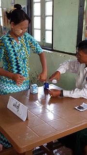 20151108_선거당일_투표에 참가하는여성