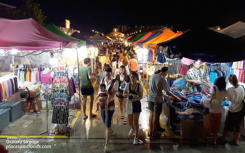 Talad Rot Fad Srinakarin Train Market outdoor stalls