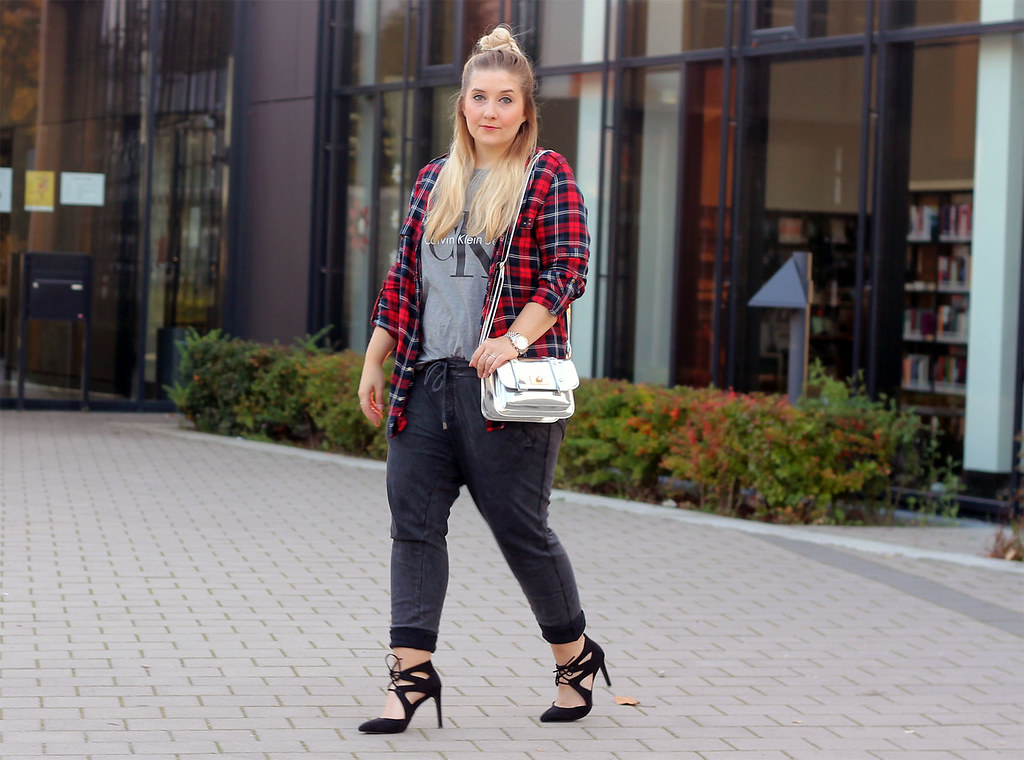 outfit-modeblog-fashionblog-top-beliebte-sweatspants-primark-heels-kariertes-hemd