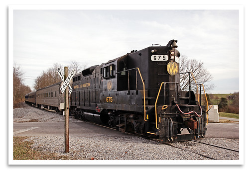 train crossing milner ky locomotive norfolkwestern emd gp9 dieselelectric santaclaustrain bluegrassrailroadmuseum nw675